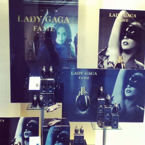 otakumonsuta:  *____* #ladygaga #fame #perfume #tegel #borsighallen #hallenamborsigturm #berlin #douglas #sexy (Wurde mit Instagram aufgenommen)