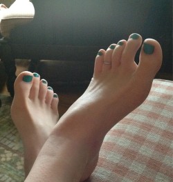 feetgalore101:  Girl feet fan series