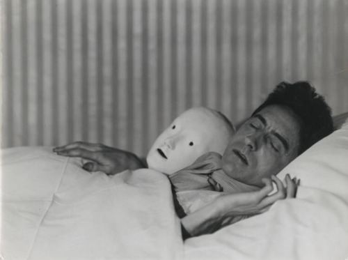 Berenice Abbott - Jean Cocteau et le masque d'Antigone, 1927.