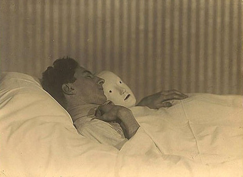 Berenice Abbott - Jean Cocteau et le masque d'Antigone, 1927.