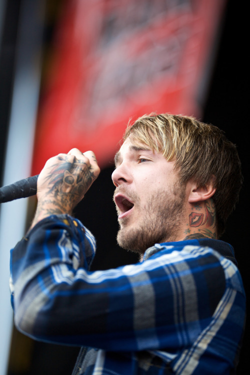 chee-oh-dos:  Craig Owens of Chiodos (by scotteisenphotography)