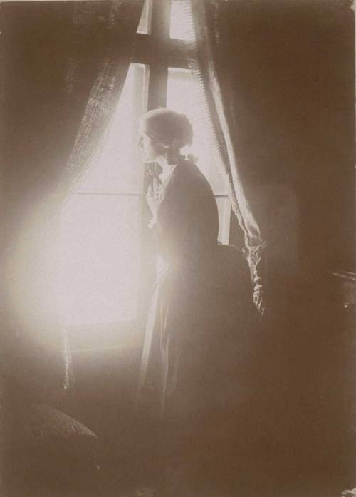 birdsong217:Gabriel Loppé Julia Stephen at the Bear, Grindelwald, Switzerland, 1889.Vanessa Bell’s f