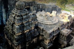 contrasto: Kailashnath Temple in Maharashtra, India.  Via [My Modern Met]   Kailashnath Temple, also Kailash Temple or Kailasanath Temple is a famous temple dug…in the wall of a high basalt cliff in the complex located at Ellora, Maharashtra, India.