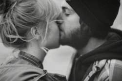 jessbend:  “I like to feel your beard when you kiss me…”  //  ”Me encanta sentir tu barba cuando me besas…”