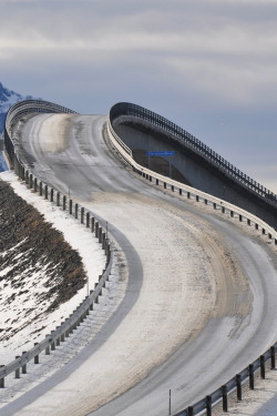 r2&ndash;d2:  The Atlantic Road 