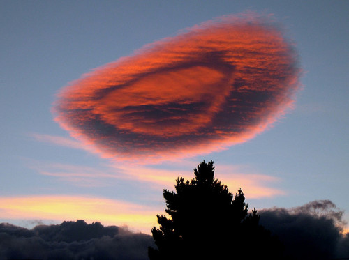 travelingcolors:Spectacular lenticular cloud at sunset, Puerto Natales | Chile (by Dave Curtis)