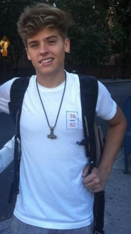 tbhsad:weirdteenblogger:this is dylan sprouse i am speechlessomfg