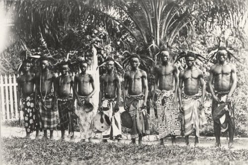 ukpuru:Sobo [Urhobo or Isoko] dancers from Warri with locked hair. 1880-1905, Unknown photographer.