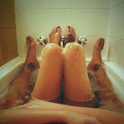 quantum524:  ichwilljeden:  me and my girl will always enjoy a bath together.  this is always lovely :) 