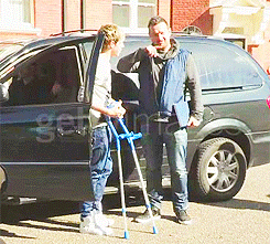 thrustsoftommo:  lewisandneil: Niall on crutches