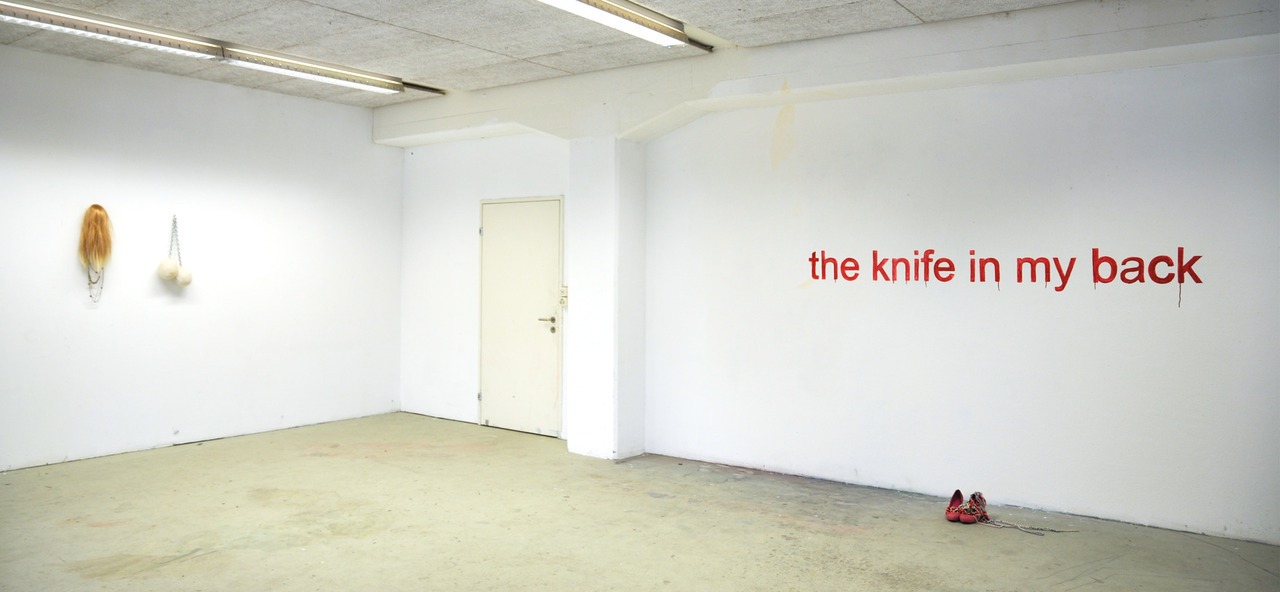 The knife in my back, mixed media (wall painting, textile, metal chain, hair, shoes), variable dimensions. Installation view, ZHdK, Zurich, 2010