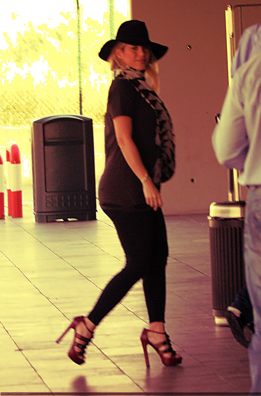 iheartshakira:  Shakira is in Baku already rehearsing for her concert!