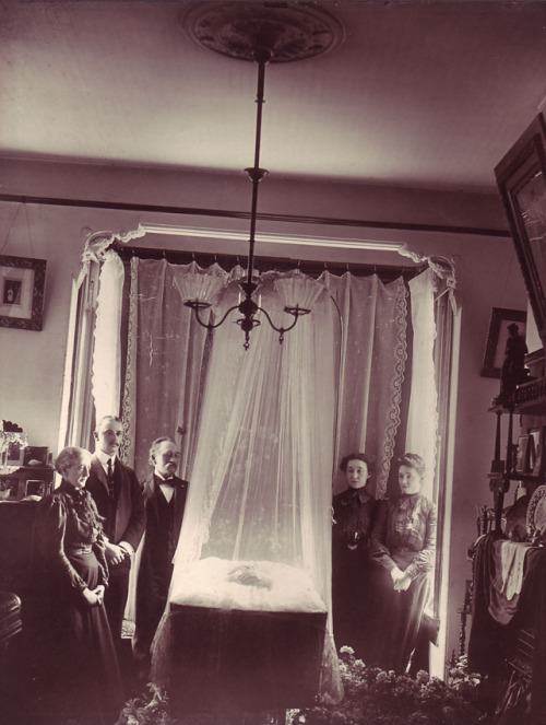 moika-palace: Mourners around an open coffin. USA, ca. 1890s.