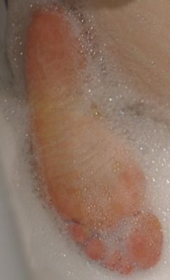 feetblogz:  rate-my-feet:  no prob, here’s bathroom foam play foot submit(;  Girl feet fan seriesFollow:              http://feetblogz.tumblr.com