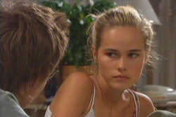 uglycult:  Remember her in home and away????