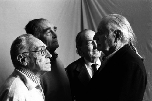  Achille Castiglioni, a sinistra, con gli amici e colleghi Vico Magistretti, Marco Zanuso e Ettore S