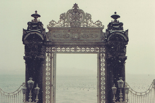 with-the-wolves:  gate by rtotheobin on Flickr. 