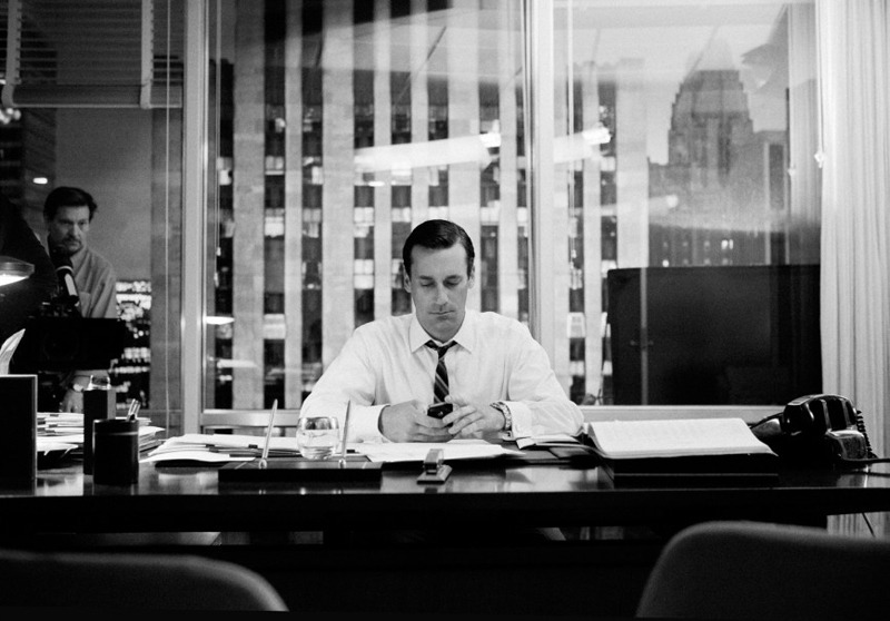 James Minchin’s behind-the-scenes photos of Mad Men
Man, these photos are like a dream of mine. Everyone dressed in 50s/60s hot ass clothing, but then they have an iPad!