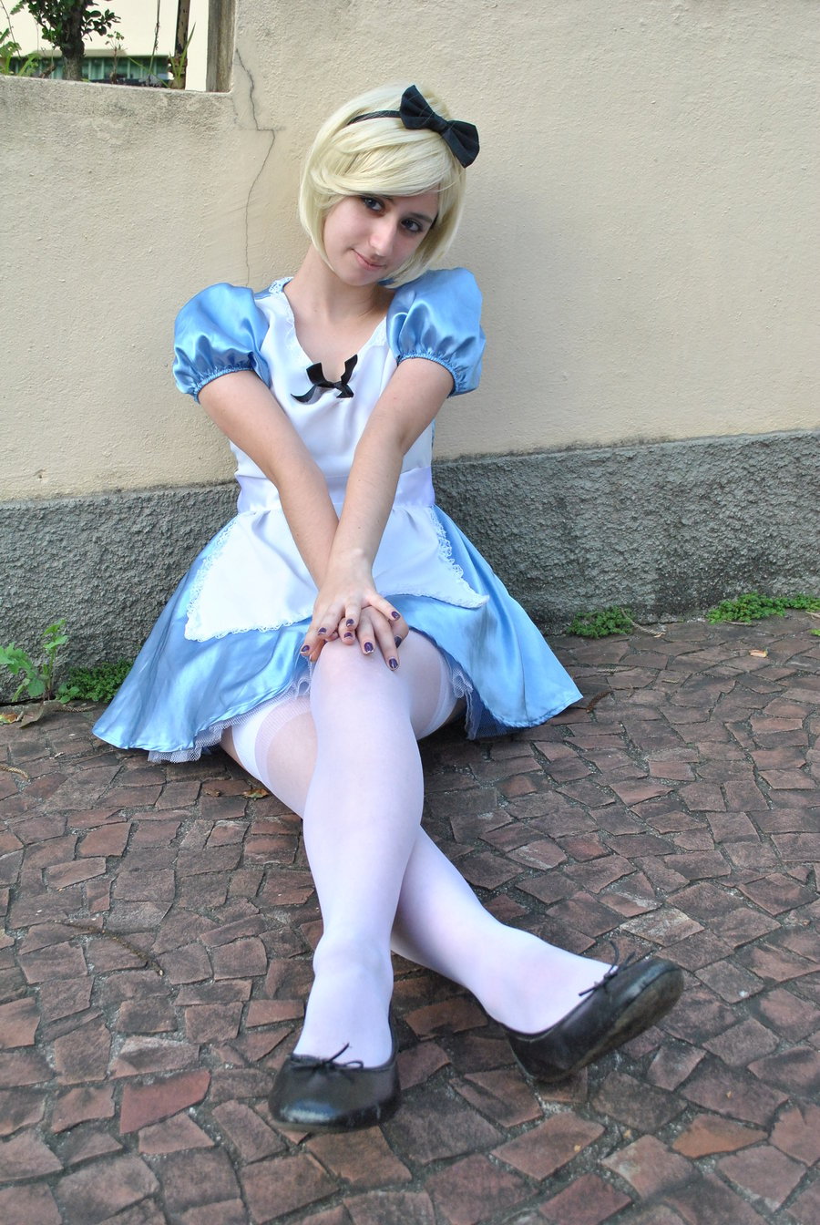 keriboy:  allaliceinwonderland:  Adorable Alice by ~dysama  Alice. so cute 