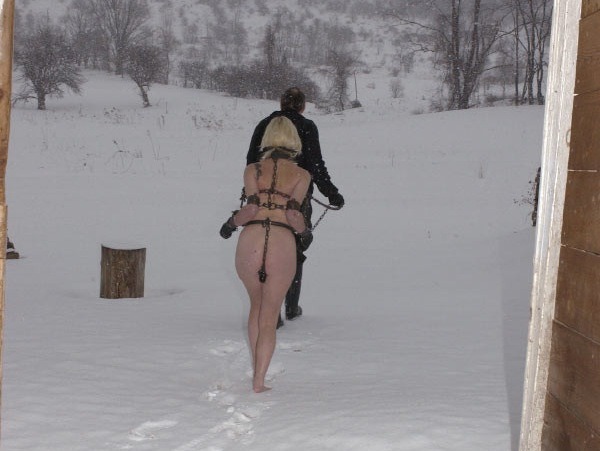 4bdsmsluts:  left out in the snow…