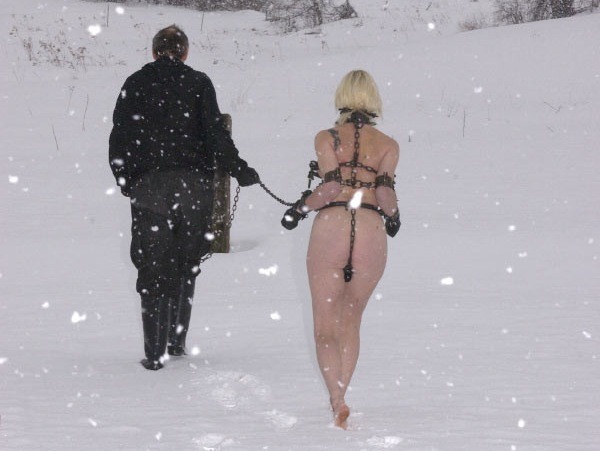 4bdsmsluts:  left out in the snow…