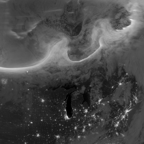 discoverynews:  n-a-s-a:  Aurorae over Planet Earth  Image Credit : NASA, NOAA, GSFC, Suomi NPP, Earth Observatory  holy **** that’s fantastic look! it’s my home state of Michigan! 