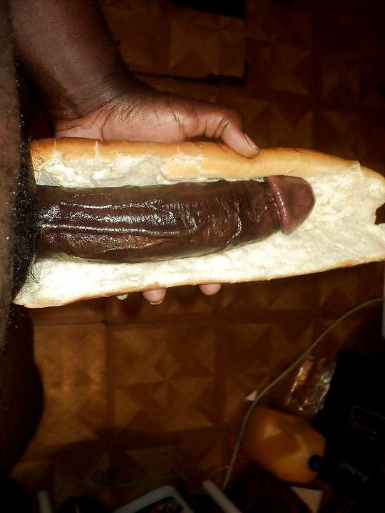 nubianbrothaz:  I’m vegan, but I might eat this meat!   my kind of footlong (move