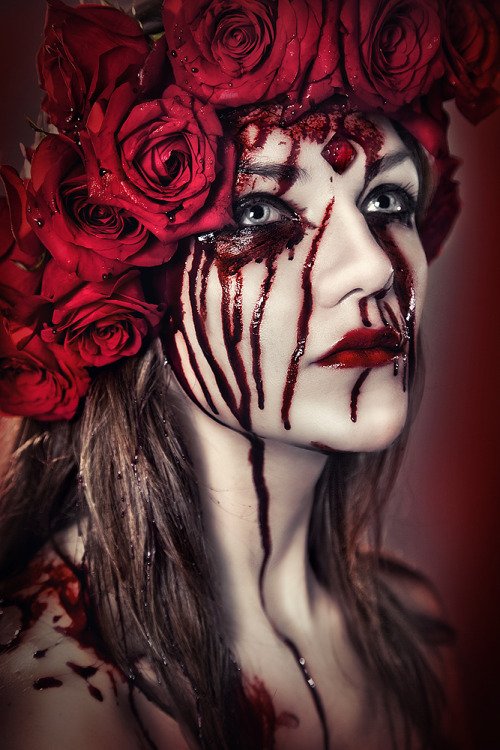 darkkaart:  bloody rosesby *RebecaSaray 