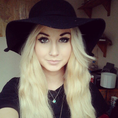 sheer-desperation:  http://sarah-betty.tumblr.com/ grunge, vintage and stuff. follow or regret it forever. follows back. 