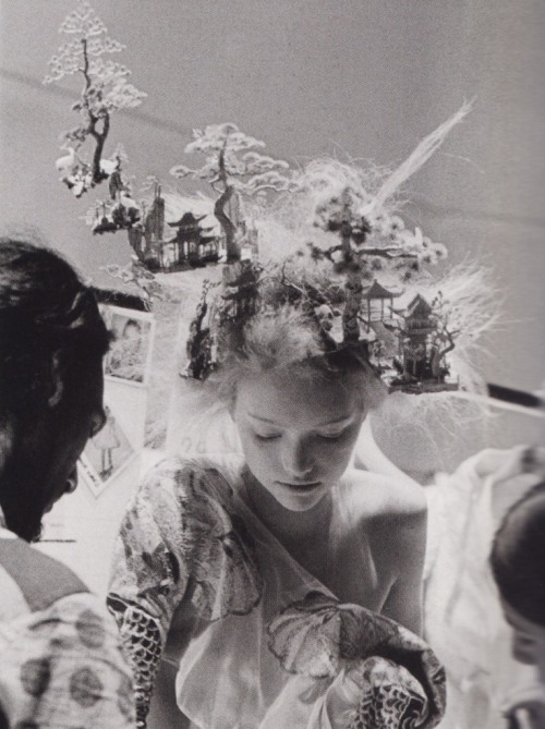 XXX rose-nymphet:  virare:  Gemma Ward backstage photo