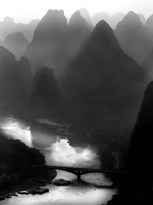 silfarione:Limestone karsts tower over the Li River in Yangshuo, China. Photo by Jillian Mitche