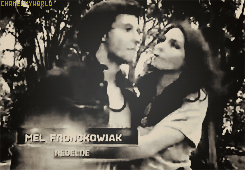   Melanie agarrada no Chay, e ele com a mão na cintura dela, xonada, apenax.  