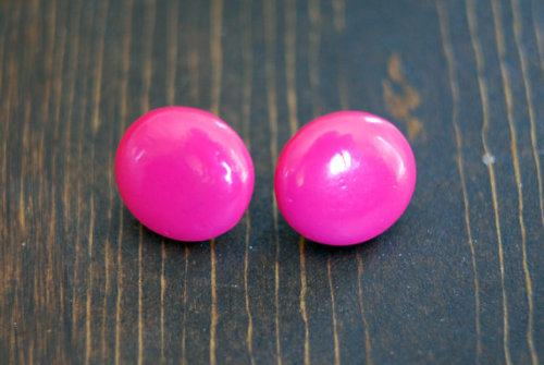 Hot pink vintage 80s earrings! (via Vintage 80s Earrings by TrashTreasuryVintage on Etsy)