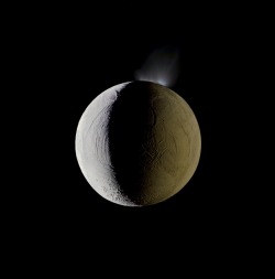 timelightbox:  Enceladus vents water into