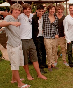 fromthestairstotheworld:  nialler-is-beautiful:  ummyealike1d:  one does not simply scroll past  so proud :’)but their clothes,their hair,their faces..and where are louis’ shoes just noticed this  wow cries 