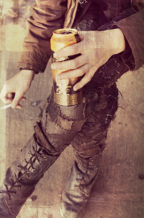 crustpunkslamdunk:  I still can’t figure out how peeps get their pants looking like this. So awesome.  