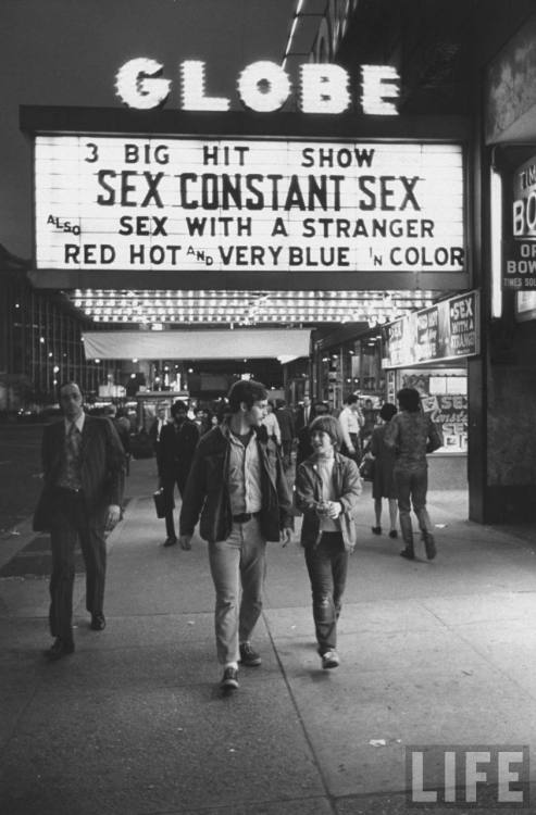 hotmonsters: bygoneamericana: 42nd St. New York, 1971. By Bill Ray