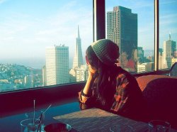 Soy adolescente y solo quiero acostarme a dormir sin lágrimas en los ojos y dolor en el corazón.