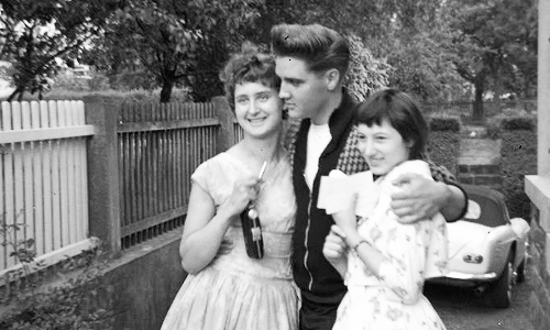 let&ndash;yourselfgo-deactivated2012:  Elvis with fans outside his home in Bad