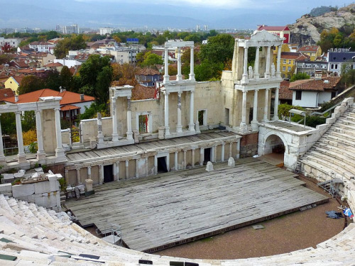 The antique roman theatre of Plovdiv, Bulgaria (by frans.sellies).