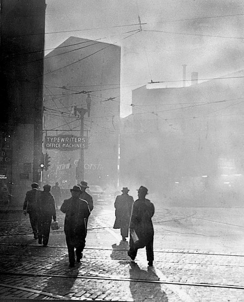 luzfosca:  Corner of Liberty and Fifth Avenues, Pittsburgh, ca. 1940 From University of Pittsburgh / Smoke Control Lantern Slide Collection, ca. 1940s-1950s 
