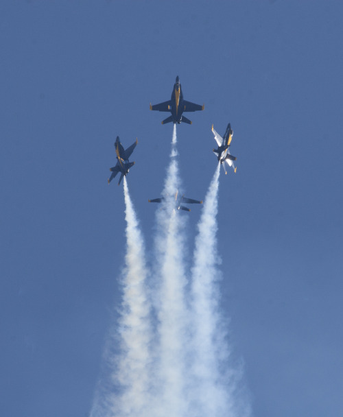 soldierporn: They make it look easy. F-18 Hornets of the US Navy Blue Angels perform over Marine Cor