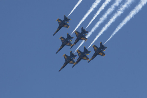 soldierporn: They make it look easy. F-18 Hornets of the US Navy Blue Angels perform over Marine Cor