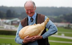 heartsnbruises:  tifannilly:  spooky-sheep:  vyco:  queenannika:  100newfears-deactivated20141004: 68 year old gardener Peter Glazebrook produces onion weighing 18lb and smashes the world record previously set by himself.   i am so happy 4 him look