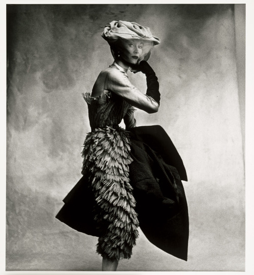 ‘50s Glamorpuss Lisa Fonssagrives-Penn modeling the fashions of Cristóbal Balenciaga. Photogra