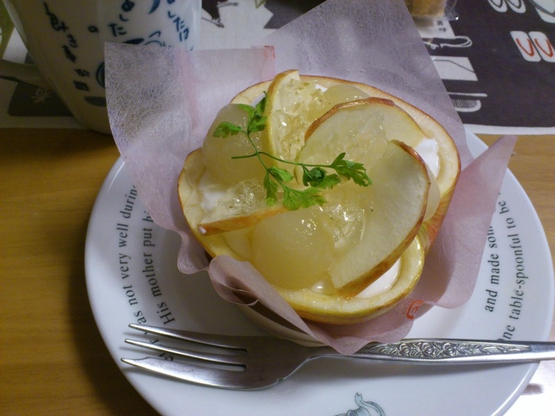 mashimaro:  神戸屋のつがるりんごのデザート♪ … 器のりんごも食べるものなのか悩…