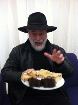 misterquark:To brighten up your Saturday afternoon, have a picture of Terry Pratchett getting excited about cake. What a babe.