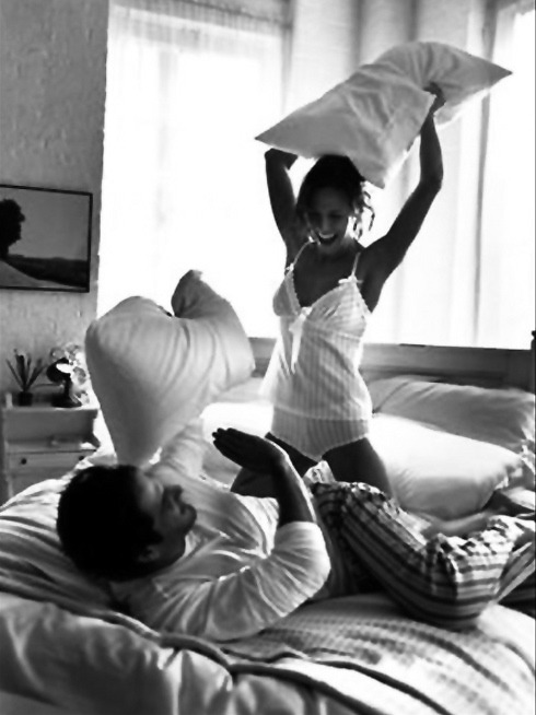 Pillow Fight - I throw you catch, hehehehe