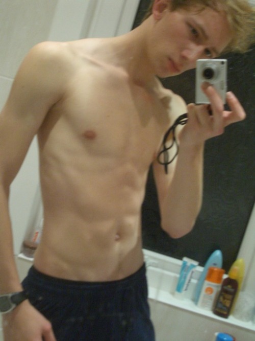 Porn dayofthedicks:  Hot 18yo fucker from London photos