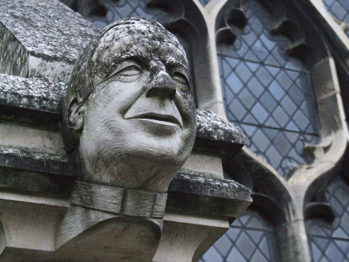oldroze:Bust statue inside the Cloister garden — Gloucester cathedral, Gloucester, England.